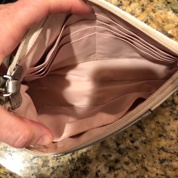 Nice size coach wristlet. Great condition - Picture 2 of 3
